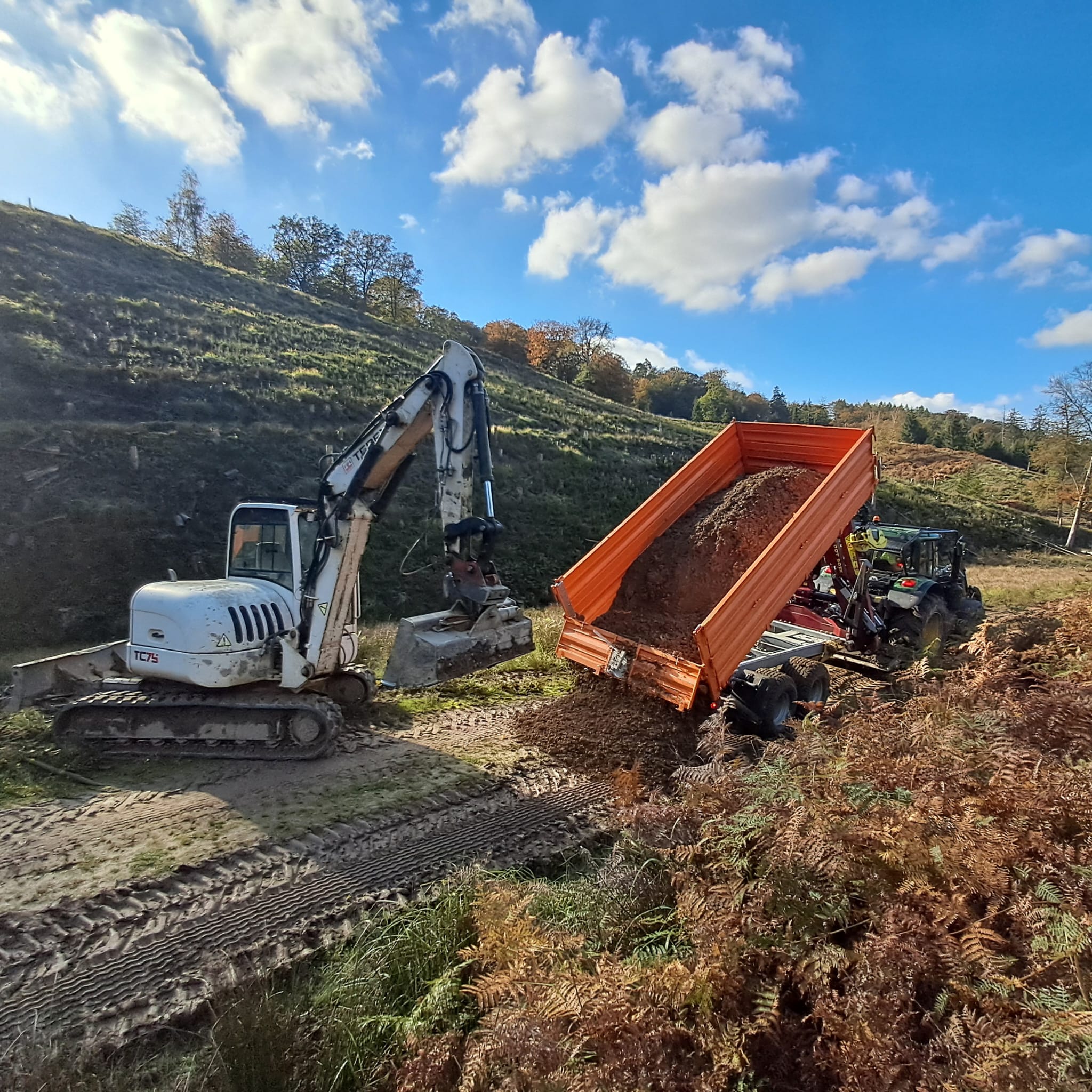 Bagger und Dumper bei Erdarbeiten im Bergischen Land