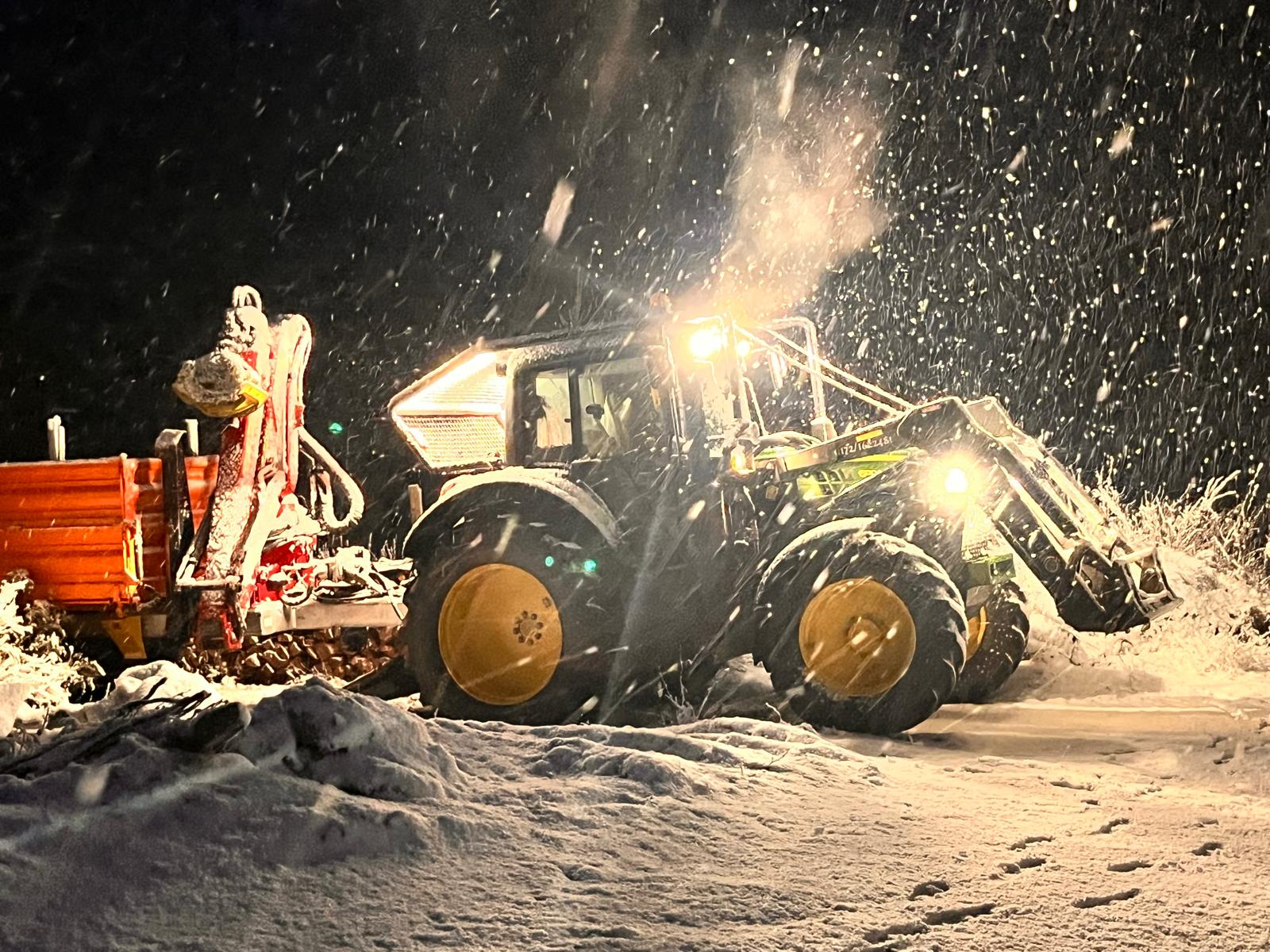 Forstmaschine bei einem Wintereinsatz mit Holzarbeiten